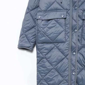 Parka invernale trapuntato con cappuccio blu nebbia con cuciture a rombi e tasche ampie