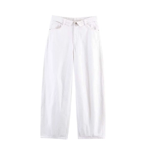 Détail d'un jean blanc à taille haute et jambe large avec bouton et poches latérales