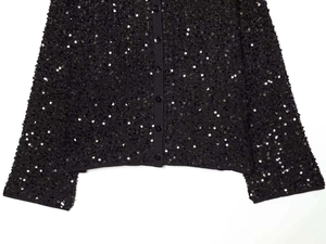 Nahaufnahme der schwarzen Pailletten-Strickjacke mit passenden Knöpfen und Schimmereffekt