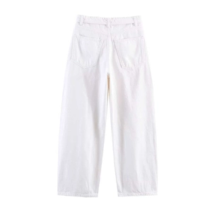 Détail du pantalon en jean blanc à taille haute avec poches arrière et coupe droite minimaliste
