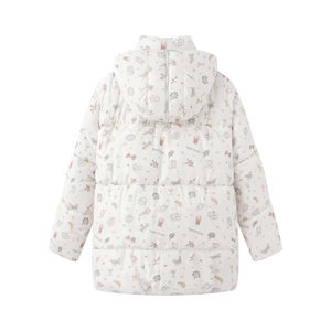Détail d'une veste matelassée pour enfants avec motifs étoiles et cœurs colorés
