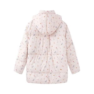 Détail du motif floral rose et du tissu matelassé sur le manteau d'hiver pour filles