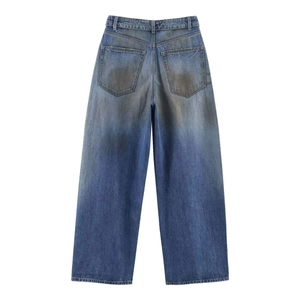 Vue détaillée d'un jean vintage délavé avec poches arrière à taille haute et effet usé