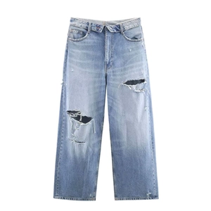 Jean en denim bleu clair à jambes larges avec des détails déchirés aux genoux