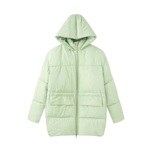 Détail d'une parka matelassée vert menthe avec capuche coupe-vent et grandes poches