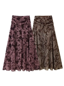 Vue détaillée de jupes longues en mousseline à imprimé paisley rose et marron à taille haute