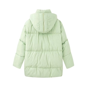 Vue détaillée du dos d'une veste à capuche vert menthe à motif léopard avec matelassage