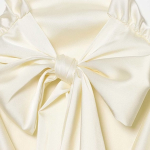 Elegante cremefarbene Satinbluse mit großer Schleife und dezentem Seidenglanz-Finish