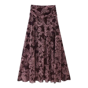 Détail d'une jupe longue à imprimé paisley marron foncé avec une taille haute chic