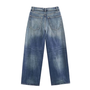 Détail du jean bleu taille haute montrant les poches arrière et la texture délavée