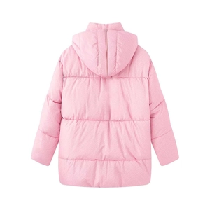 Vue arrière d'une veste matelassée rose à capuche avec des coutures horizontales