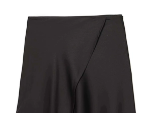 Détail de la jupe portefeuille noire minimaliste avec texture soyeuse et zip latéral