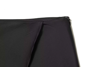 Détail de la taille de jupe noire avec fermeture éclair invisible et tissu tissé
