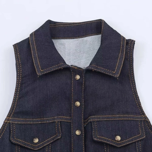 Tuta in denim blu scuro a vita alta con cuciture a contrasto e bottoni in metallo