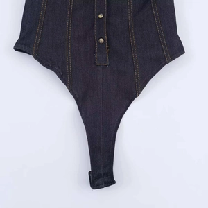 Body in denim blu scuro a vita alta con bottoni metallici vintage e cuciture gialle a contrasto