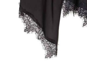 Détail de l'ourlet asymétrique avec bordure en dentelle de cils noire délicate