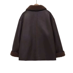 Veste marron foncé en similicuir et peau lainée, vue de dos montrant la finition mate