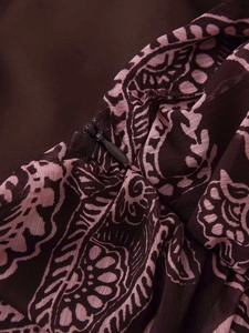Détail d'une jupe en mousseline marron à motif paisley avec une fermeture éclair invisible