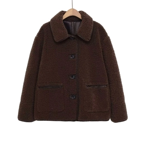 Manteau d'hiver femme en fausse fourrure marron avec col à revers et grandes poches plaquées