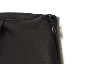 Détail de la fermeture éclair invisible sur la taille de la jupe noire en dentelle