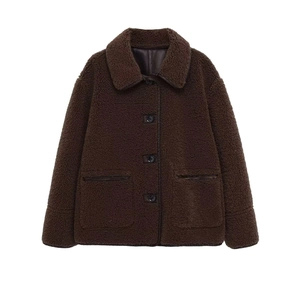 Détail d'une veste en similicuir marron foncé avec col à revers et deux poches plaquées
