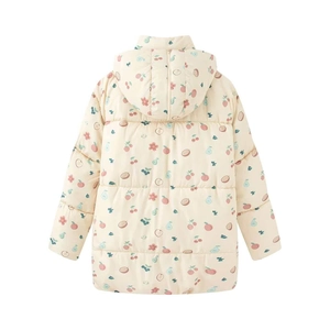 Détail du dos d'une veste enfant avec imprimé de fruits colorés et tissu matelassé