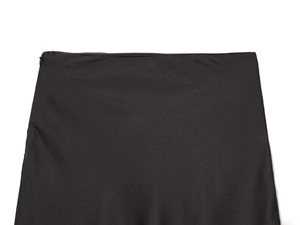 Détail de la jupe noire asymétrique avec fermeture éclair invisible à la taille