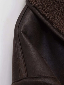 Détail de la texture en similicuir marron et du col en peau de mouton synthétique épais