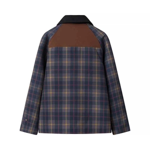 Giacca corta a quadri blu navy con pannello marrone e colletto nero, vista posteriore