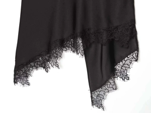 Détail de l'ourlet noir asymétrique avec dentelle cil raffinée et texture en maille fine