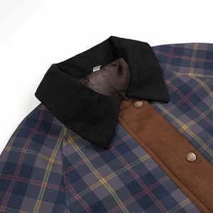 Giacca corta a scacchi blu navy con colletto in velluto e bottoni dorati