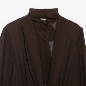 Elegante abito marrone scuro con fiocco, collo alto e dettagli plissettati in rete di chiffon