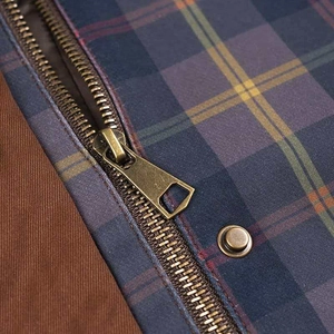 Giacca da donna a quadri blu navy con pannelli marroni, zip in bronzo e bottone a pressione