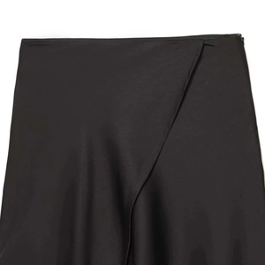 Jupe portefeuille asymétrique noire minimaliste en satin lisse pour la mode d'été