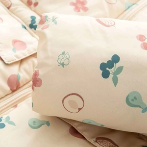 Gros plan sur un tissu crème doux avec des imprimés de fruits frais cerises et poires