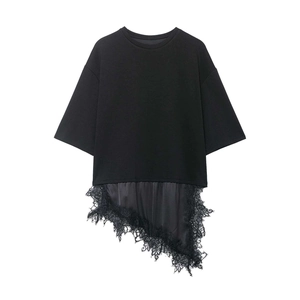 T-shirt noir minimaliste pour femme avec ourlet asymétrique en dentelle et détails en satin