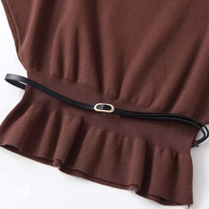 Brown knitted top with ribbed waist, ruffled hem and elegant black leather belt