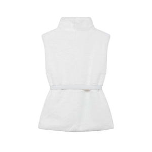 Dettaglio del gilet in ecopelliccia bianca con collo alto e cintura in vita abbinata