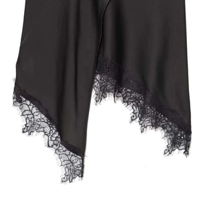 Jupe satinée noire asymétrique avec bordure en dentelle cil délicate et style chic