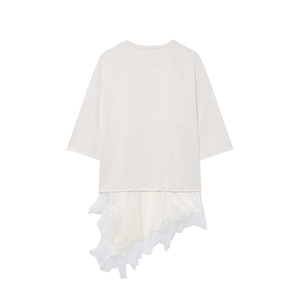 T-shirt femme minimaliste blanc cassé avec ourlet en dentelle irrégulière et design patchwork