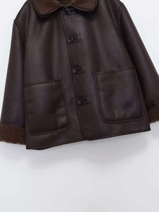 Détail du col en peau de mouton et de la texture en similicuir sur la veste d'hiver
