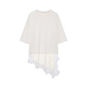 T-shirt femme minimaliste en coton avec bordure en dentelle et ourlet asymétrique en satin