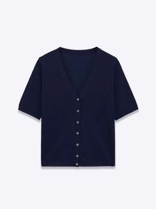 Vue détaillée du cardigan en tricot bleu marine à col en V avec sept boutons devant