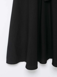 Detail des klassischen schwarzen zweireihigen Trenchcoat-Saums mit hochwertiger Stoffstruktur