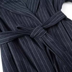 Peignoir long bleu marine à rayures avec ceinture nouée pour le confort d'hiver