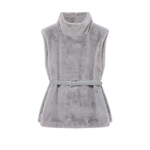 Gilet chic in ecopelliccia grigia a collo alto con cintura coordinata su sfondo bianco