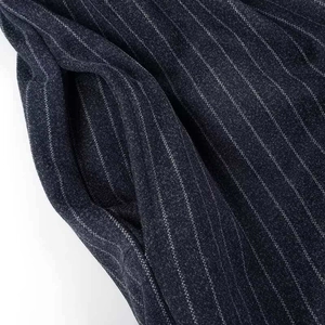 Détail de la poche latérale sur le pantalon à fines rayures bleu marine foncé