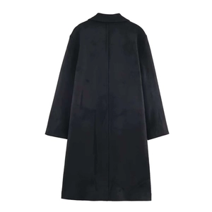 Vista posteriore piatta di un cappotto lungo nero minimalista in lana con taglio dritto