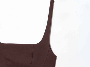 Detail von quadratischem Ausschnitt und Trägern an dunkelbraunem ärmellosem Kleid