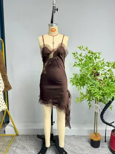 Détail de robe nuisette en satin marron café avec dentelle cils et ourlet irrégulier